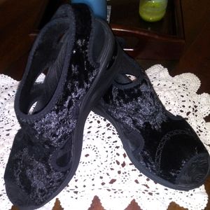 NWOT B Zee Women's Black Sandals Size 11M Very Nice